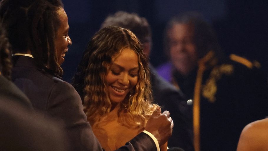 Beyoncé bliver her lykønsket af sin mand, Jay-Z, under den 65. udgave af Grammy-uddelingen i Los Angeles i Californien. Foto: Mario Anzuoni/Reuters