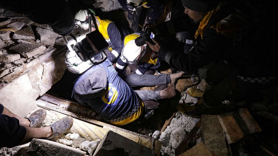Redningsarbejdere hjælper en person op fra murbrokkerne efter et kraftigt jordskælv i Tyrkiet. Foto: Bakr Alkasem/Ritzau Scanpix