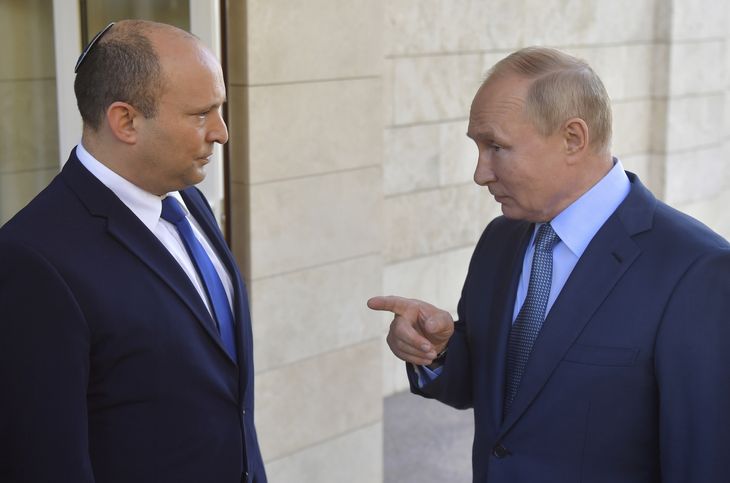 Naftali Bennett (venstre), der står sammen med den russiske præsident Vladimir Putin i oktober 2021. Foto: Evgeny Biyatov/Sputnik/Kremlin Pool Photo AP/Ritzau Scanpix