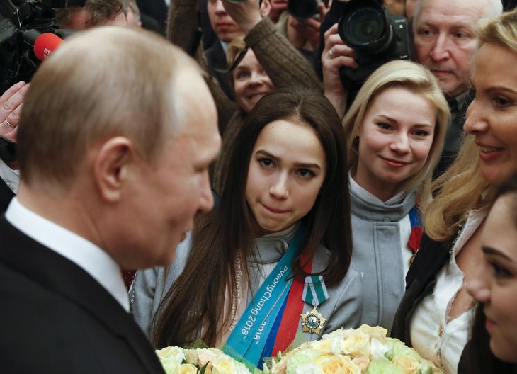 I 2018 hyldede Putin guldvinderen Alina Zagitova. Eteri Tutberidzes ansigt ses øverst yderst til højre. Hun var Zagitovas træner. Foto: Grigory Dukor/Ritzau Scanpix