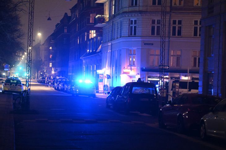 Politiet foretog gerningstedundersøgelser mandag aften. De var desuden til stede i Mjølnerparken. Foto: Kenneth Meyer
