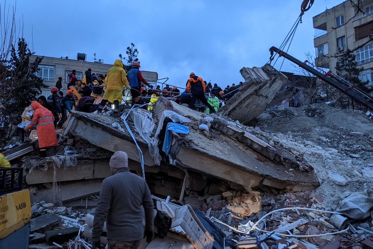 Både civile og redningsarbejdere forsøger at hjælpe folk under murbrokker i byen Şanlıurfa. Foto: Remi Banet/AFP/Ritzau Scanpix 