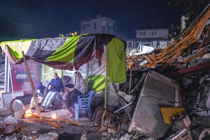 Tæpper og telte bliver sendt ud til de udsatte områder, så folk kan holde varmen. Foto: Bulent Kilic/AFP/Ritzau Scanpix 