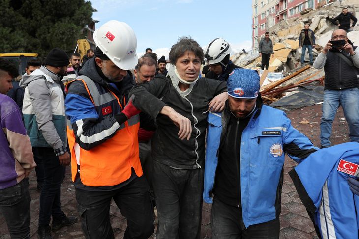 Redningsarbejdere kæmper stadig for at få folk levende ud af murbrokkerne. Foto: Umit Bektas/Reuters/Ritzau Scanpix