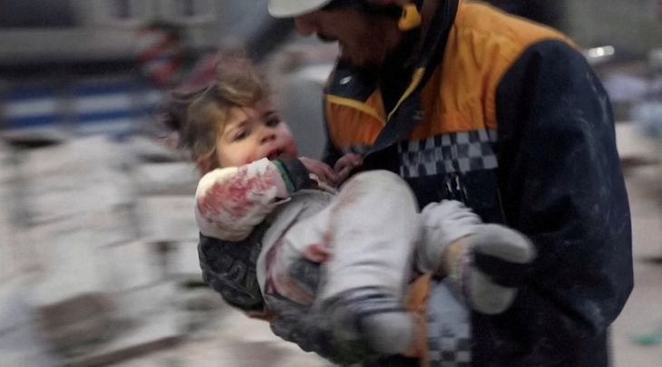 Sådan så det ud, da den bare toårige pige blev reddet ud af murbrokkerne efter jordskælvet mandag. Foto: Ritzau Scanpix/Reuters TV