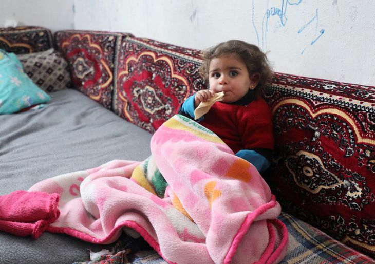 Bare toårige Raghad ved ikke, hvad der har ramt hende og familien. Hun er stadig for lille til at forstå det. Foto: Mahmoud Hassano/Ritzau Scanpix