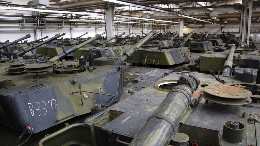 Endnu flere Leopard 1-kampvogne er på vej til Ukraine, nu fra tysk hånd. Her ses lageret af aflagte danske kampvogne, som en tysk virksomhed købte i 2010. Foto: Constanze Emde/Ritzau Scanpix