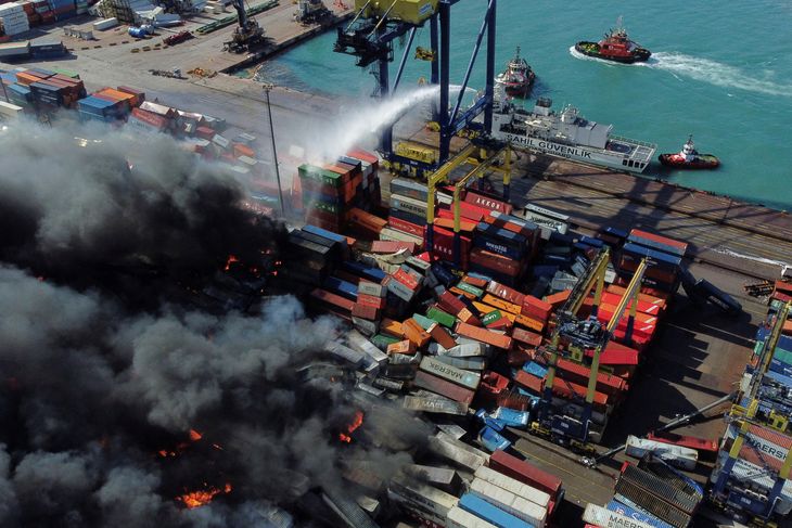 En voldsom brand er brudt ud blandt de mange containere på havnen i Iskenderun. Foto: Benoit Tessier/Ritzau Scanpix