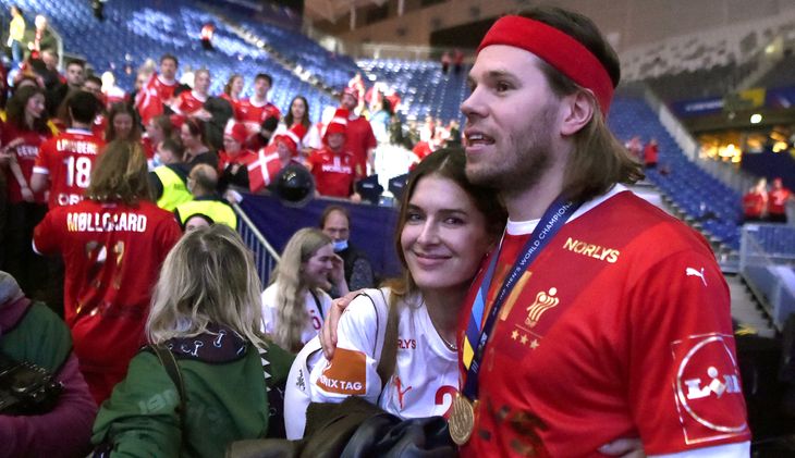 Mikkel Hansen fejrer VM-triumfen med fruen Stephanie Gundelach. Foto: Lars Poulsen