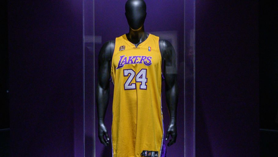 Auktionshuset Sotheby's i New York stod for salget af Kobe Bryants spillertrøje, som har sat rekord for højeste pris for genstande, der har tilhørt Kobe Bryant. Foto: Ed Jones/Ritzau Scanpix