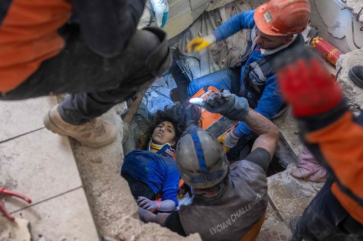 16-årige Melda Adtas blev torsdag reddet ud af en kollapset bygning i Hatay i Tyrkiet. Det skete over 80 timer efter jordskælvet. Foto: Bulent Kilic/Ritzau Scanpix