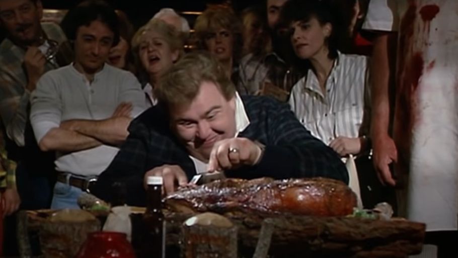 I 'Ferie med bjørn på' spillede John Candy overfor Dan Aykroyd. Her er han godt i gang med at færdiggøre en steak på 2,7 kilo. Pr-foto
