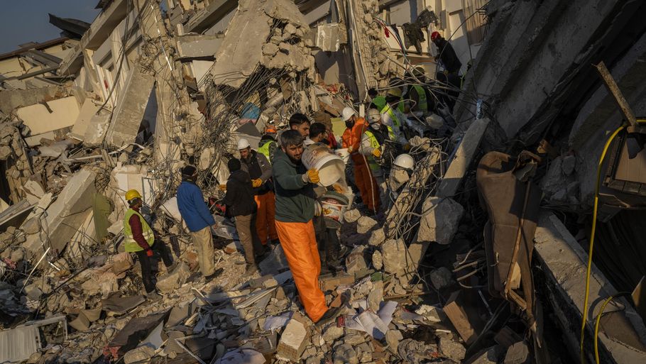 Mens redningsmandskab fortsætter indsatsen for at lede efter overlevende og hente de døde ud fra murbrokkerne, har andre travlt med at plyndre de ødelagte bygninger. Tyrkiet har anholdt 48 mennesker, der er mistænkt for at plyndre i de jordskælvsramte områder. Foto: Bernat Armangue/Ritzau Scanpix