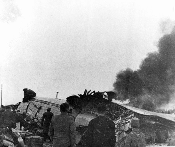 Flyvraget i brand i 1958 efter den fatale ulykke i München. Foto: AP/Ritzau Scanpix