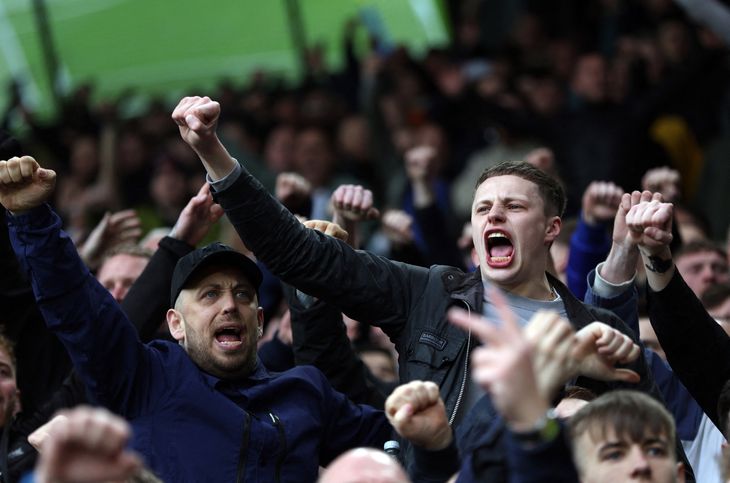 Flere fangrupper udviste en ekstremt usmagelig opførsel under søndagens rivalbrag mellem Manchester United og Leeds. Foto: Lee Smith/Ritzau Scanpix