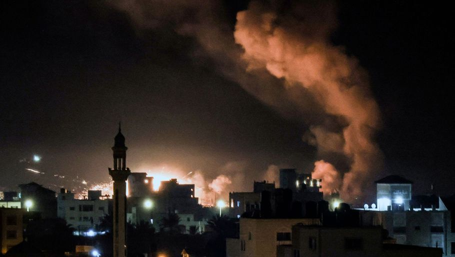 Røg stiger til vejrs, efter at Israel har angrebet det, som landet hævder er en raketfabrik, i Gaza, som er et af verdens mest tætbefolkede områder. Foto: Mahmud Hams/Ritzau Scanpix