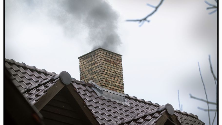 Start med at tale med din nabo, hvis røgen fra deres brændeovn generer dig. Arkivfoto: Morten Langkilde