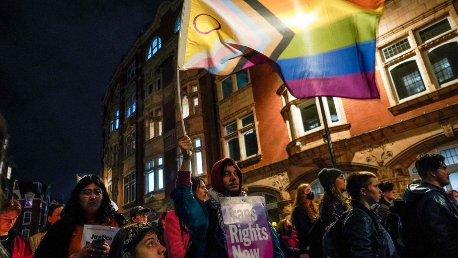 Demonstranter demonstrerer for transkønnedes rettigheder og retfærdighed for Brianna Ghey i London onsdag. Foto: Niklas Halle''n/Ritzau Scanpix