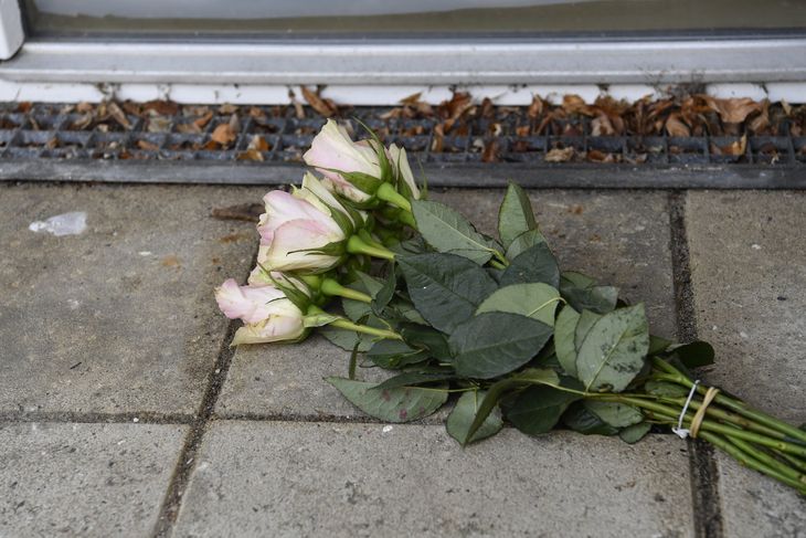 Torsdag formiddag lå der en buket roser ved gerningsstedet. Foto: Ernst van Norde