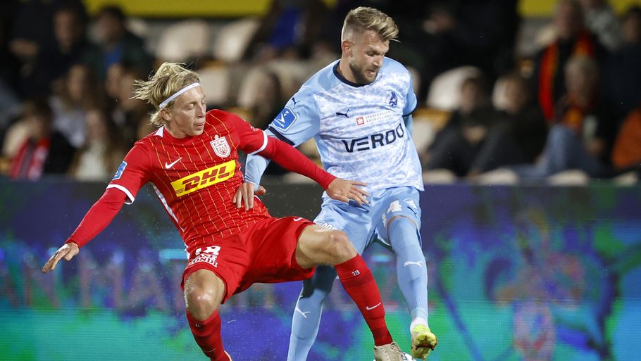 Frederik Lauenborg i duel med FC Nordsjællands Mads Bidstrup. Foto: Jens Dresling/Ritzau Scanpix