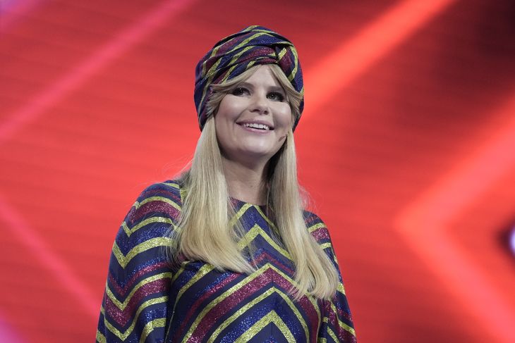 Sofie Linde var som altid farverigt klædt til 'X Factor'. Foto: Henning Hjorth