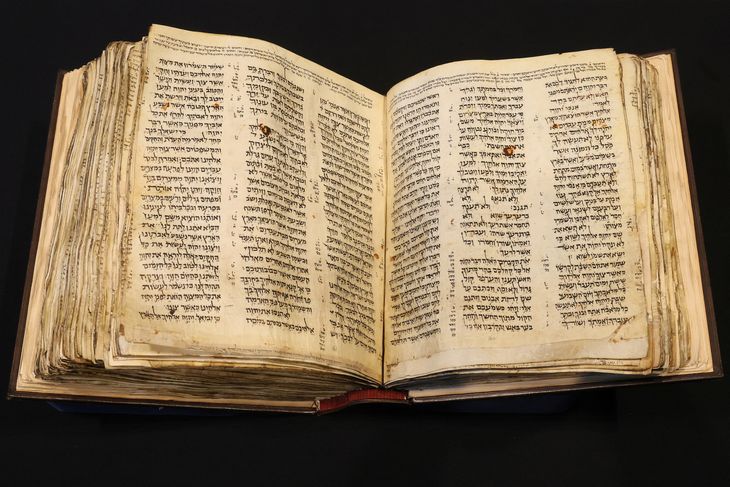 Auktionshuset vurderer biblen til at være mellem 200 og 350 millioner kroner værd. Foto: Brendan McDermid/Ritzau Scanpix 