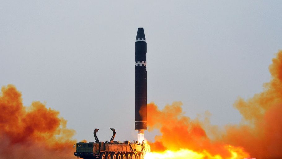 Det nordkoreanske nyhedsbureau KCNA har offentliggjort et billede af et prøveaffyring af et interkontinentalt ballistisk missil 18. februar. Foto: Stringer/Ritzau Scanpix