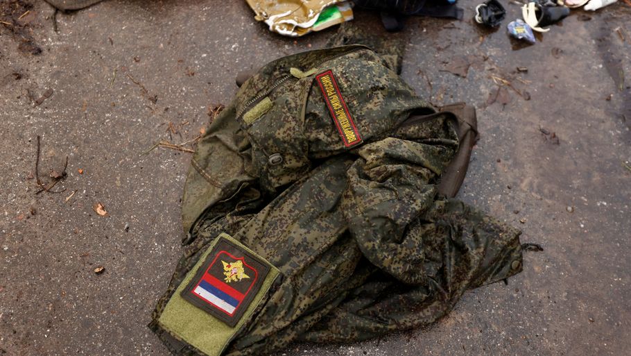 Efterladt russisk uniform fundet nær Dmytrivka i Kiev-regionen i april 2022. Foto: Zohra Bensemra/Ritzau Scanpix