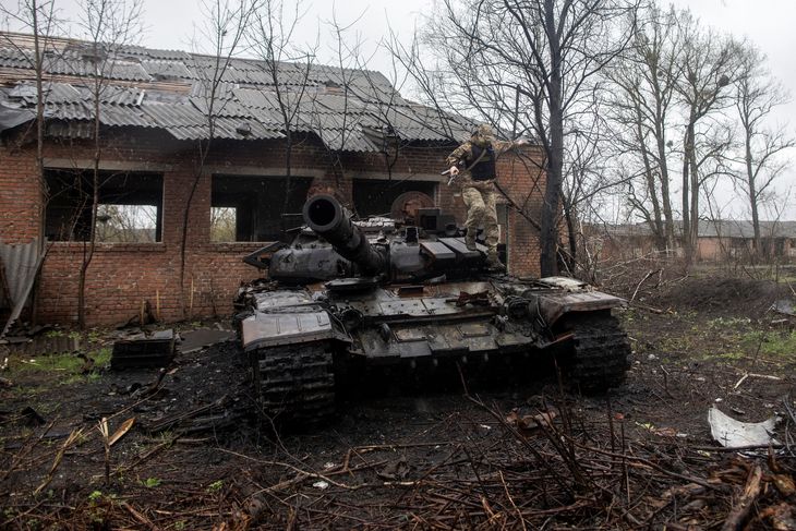 Ukrainsk soldat på en udbrændt russisk kampvogn i Mala Rohan, efter ukrainerne generobrede området i april sidste år. Foto: Alkis Konstantinidis/Ritzau Scanpix