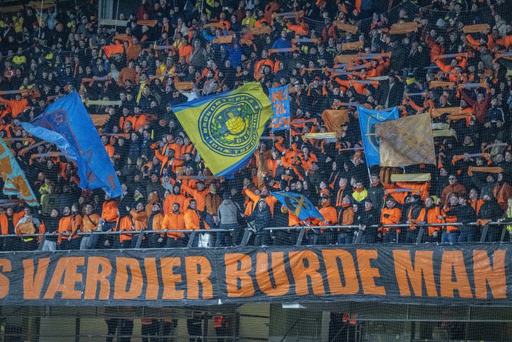 Under opgøret mod Horsens sad de på øverste afsnit på Sydsiden, hvor de orange klædte fans i hovedtræk ikke sang med, når andre fans forsøgte at få stemningen i vejret på stadion. Foto: Kenneth Meyer