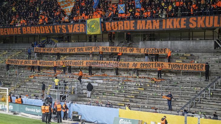 Brøndby-fans klædt i orange er bekymrede for udviklingen i klubben, hvis de nye ejere ikke har styr på pengeforbruget. Foto: Kenneth Meyer.