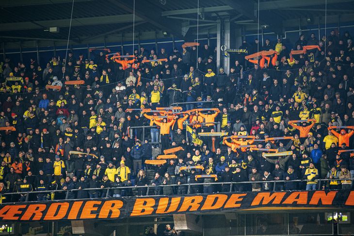 Der var mange Brøndby-fans i orange i søndags mod Horsens. Stemningen var tam, fordi der er stemnings-boykot. Her og nu forhandler Fanafdelingen med Brøndby for at få en aftale på plads. Foto: Kenneth Meyer