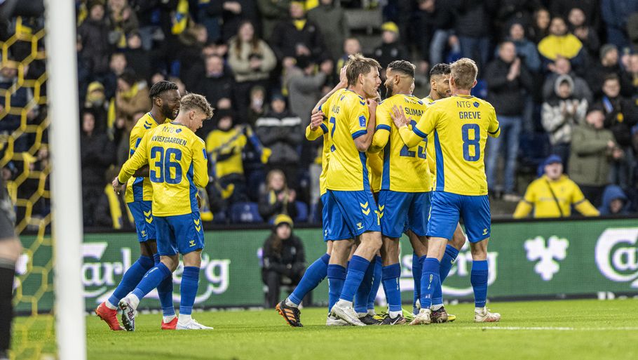 Stemningen var tam på Brøndby Stadion søndag, fordi mange fans har boykottet, før det er klart, om der kommer en aftale med de nye ejere. Foto: Kenneth Meyer
