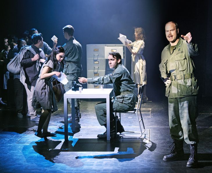 i musicalen *Miss Saigon' spiller Julian Kellerman soldat (siddende) og Sebastian Harris kaptajn (ham der peger). De er i forestillingen i gang med evakueringen af Saigon. Foto: Gudmund Thai.