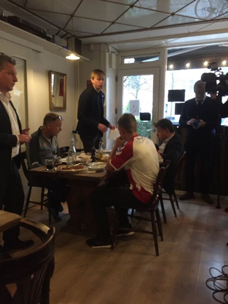 AaB præsenterede i 2018 Kasper Kusk i den bolsjestribede trøje på landsholdskokken David Fischers restaurant Hos Fischer på Østerbro i København. Foto: Michel Wikkelsø Davidsen