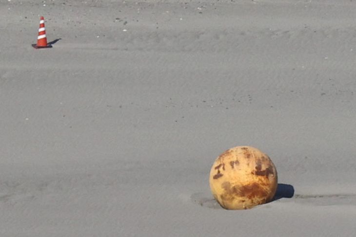 Kuglen er blevet fundet på en strand i kystbyen Hamamatsu. Foto: Kyodo/Ritzau Scanpix