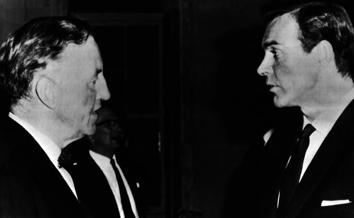 Billedet her er fra optagelsen af James Bond filmen 'From Russia with Love'. Til venstre ses forfatteren Ian Fleming overfor skuespilleren Sean Connery til højre. Foto: Ritzau Scanpix 