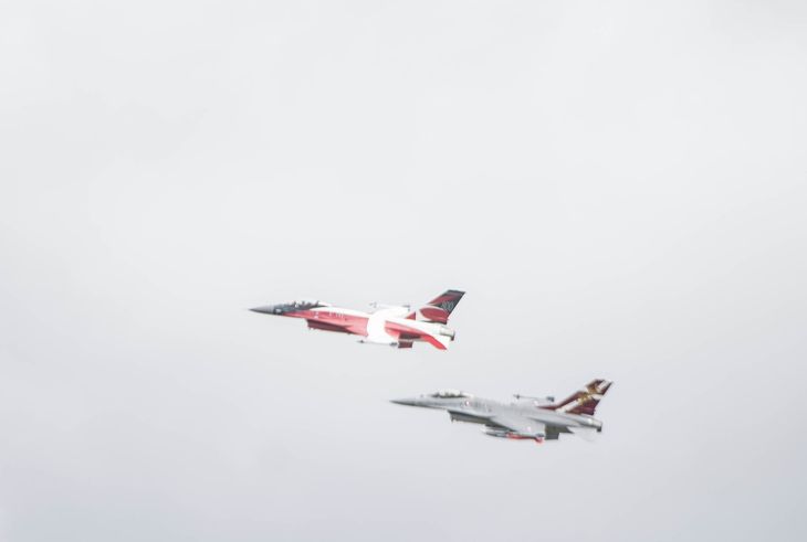 To F-16-fly, der ledsagede Jonas Vingegaard hjem fra Tour-triumfen sidste år. Foto: Tim Kildeborg Jensen