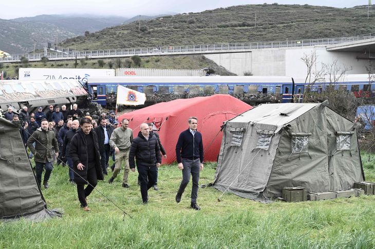 Grækenlands premierminister, Kyriakos Mitsotakis, besøgte ulykkesstedet efter tragedien. Foto: Sakis Mitrolidis/Ritzau Scanpix