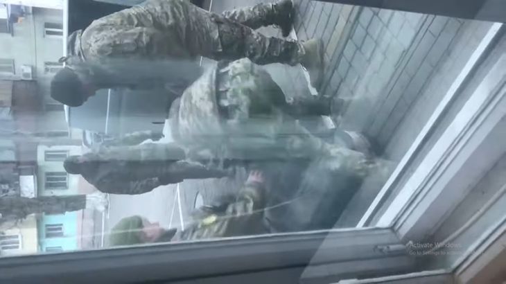 Her på videoen ses en mand, der bliver hevet ind i en minibus, da det ukrainske militær ser ham uden foran et boligkompleks. Videoen siges at være fra havnebyen Odesa. 