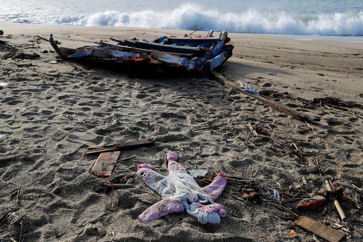 Især dette hjerteskærende billede har vakt opsigt. Det viser en lyserød babydragt, som ligger på kysten, hvor de mange døde skyllede i land. Foto: Remo Casilli/Ritzau Scanpix
