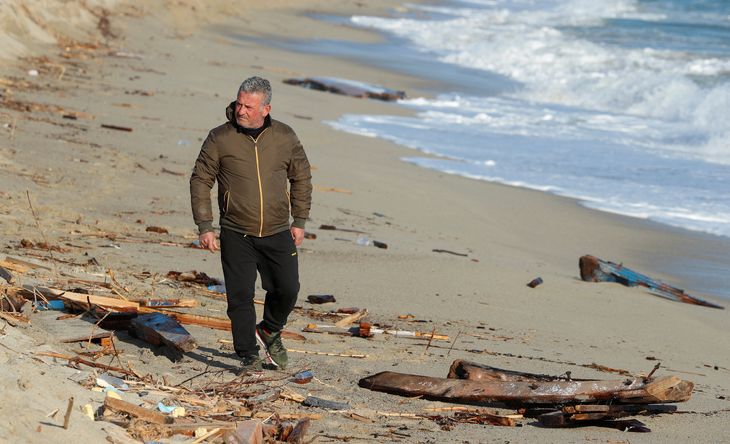 Vincenzo Luciano vender tilbage til kysten, hvor han så tragedien udfolde sig. Foto: Remo Casilli/Ritzau Scanpix