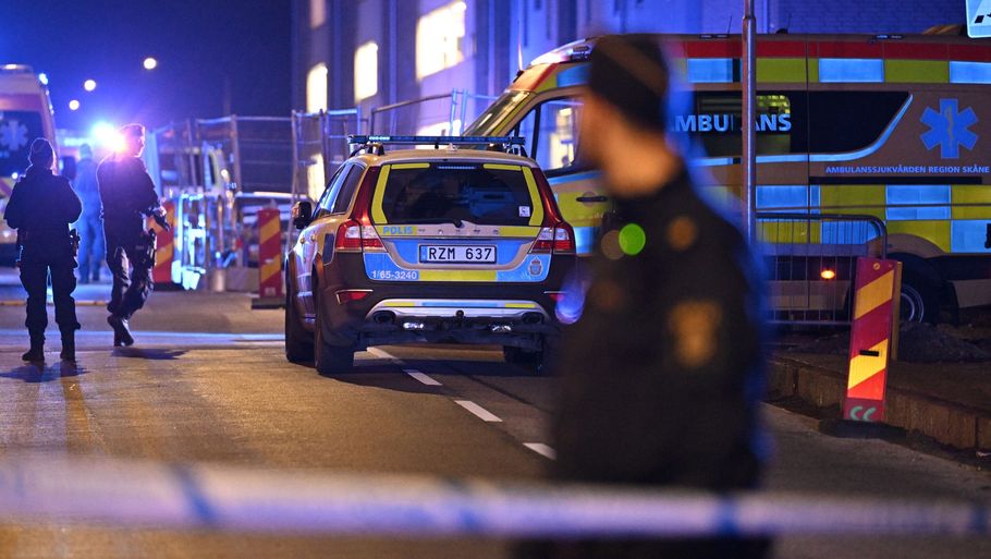 Svensk politi er talstærkt til stede i forstaden Oxie, hvor fire personer er blevet ramt af skud. Foto: 50090 Johan Nilsson/Tt/Ritzau Scanpix