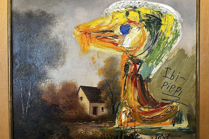 Asger Jorn skabte 'Den Foruroligende Ælling' i 1959 ved at male over et maleri, han havde købt på et loppemarked. I 2022 malede provokunsteren Ibi-Pippi Orup Hedegaard over det samme maleri. Foto: Museum Jorn/Ritzau Scanpix