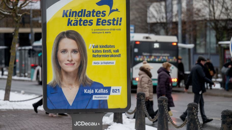 Valgplakat med premierminister Kaja Kallas fra Reformpartiet, som står til at genvinde magten i Estland efter søndagens parlamentsvalg. Foto: Raigo Pajula/Ritzau Scanpix