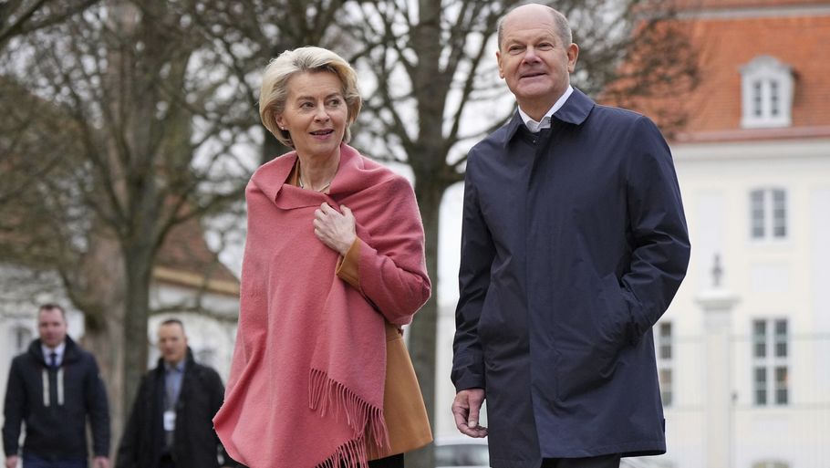 Ursula von der Leyen og Olaf Scholz ses her søndag forud for deres pressemøde ved slottet Meseberg. Foto: Soeren Stache/Ritzau Scanpix