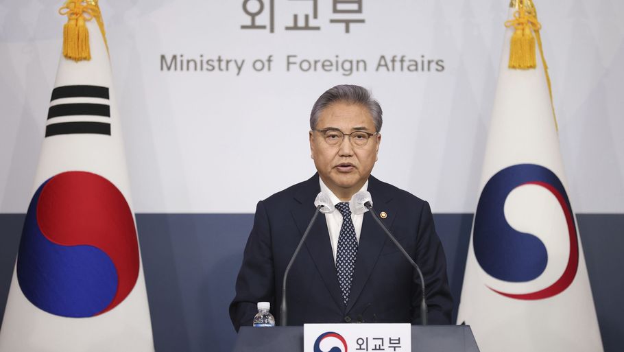 Park Jin, der er udenrigsminister i Sydkorea, holdt mandag et pressemøde, hvor han sagde, at Sydkorea har planer om at kompensere ofre for tvangsarbejde under Japans besættelse af landet. Foto: Kim Hong-Ji/Ritzau Scanpix