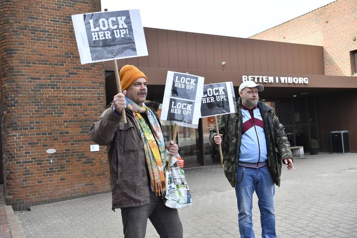 To mand var mødt op med et stærkt budskab - 'Lock her up'. Foto: Ernst van Norde