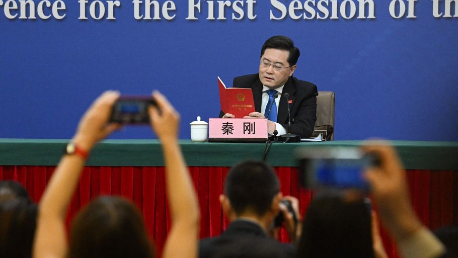 Qin Gang talte tirsdag på sin første pressekonference som udenrigsminister under en årlig kongressamling i Beijing. Foto: Noel Celis/Ritzau Scanpix