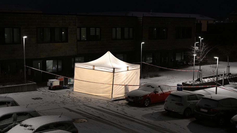 Politiets teknikere begyndte straks at arbejde på gerningsstedet, hvor der var faldet et nyt lag sne. Foto: Kenneth Meyer